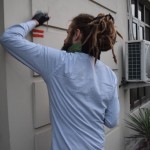 Nākamajā dienā atraktīvais recepcionists piedāvā mums atlaidi par iepriekšējo nakti, ja uz sienas uzzīmēsim savas valsts karogu un kaut kādus ķinķēziņus. Protams, ka esam uz mieru! Kāpēc neietaupīt naudu? Bišķiņ šaubos par pavisam tīrās sienas sasmērēšanu, bet puika dievojas, ka saimnieks ar tādu lēmumu - nocūkot skaistās, tīrās sienas - esot mierā. Nu, ja jau mierā, tad mierā.