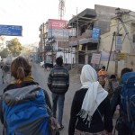 Kopā ar mums uz Puškaru atbrauca arī franču pāris, kuru norezervētā viesnīca piedāvāja pickupu - savākšanu no autoostas un aizvešanu līdz pašai mājai. To laikam sauc par transfēru, ja? Fui, man tāds vārds nepatīk. Tā kā mūsu noskatītā naktsmītne ir pavisam netālu no franču, sarunājām, ka brauksim kopā ar viņiem līdz viņu viesnīcai, un tikai atlikušais gabals būs jāiet kājām. Izrādās, ka transfērs puškariešu izpratnē ir vīrs (svītrainajā džemperī), kurš atnāk līdz autobusam un tad kopīgi ar saviem viesiem kāto atpakaļ uz viesnīcu, haha.