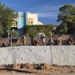 Kātojam tālāk divatā, pa ceļam sāk jau mosties Babas (hinduismā babas jeb sadhu ir ārkārtīgi askētiski reliģiskie personāži vai pat "svētie"), sāk mazgāt mutes un gatavoties kārtējai sarežģītajai dienai. Par babām un viņu dienām droši vien drīzumā parunāsim vēl. Tu jau zini, ka atkal gaidāms žults ūdenskritums, ja? Hahah. Bet vispār tie kungi ir smuki saģērbušies, inčīgām pričenītēm un nokrāsotām sejām. Prieks skatīties!