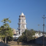 Pa ceļam rādās tāds skaists templis. Tornis? Lai kā arī centos sagūglēt, nekādi neatradu, kas tā par ēku un kāpēc. Zinu tikai to, ka tā pavisam noteikti ir hinduisma celtne, jo virsū rādās visādi Hanumani (mērkaķveidīgais dieviņš) un citi brīnumi.