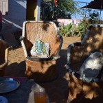 Katiņa saka, ka kalnā jākāpj kādu pus stundu, un jāpatērē gana daudz enerģijas, tāpēc labāk piesēžam kādā vietējā ieskrietuvē ieturēties, lai pietiek spēka. Pagaidām liekas, ka Katiņa ir neredzamais cilvēks, vai ne? Hahah