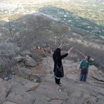 Reku arī beidzot Katiņa! Un Karīna. Bet Karīnu jūs jau esat redzējuši, haha. Es, protams, esmu visspēcīgākais un visādi citādi izveicīgākais kāpējs, tāpēc man visu laiku uz dāmām jāgaida (par šo es droši vien dabūšu pamatīgu puteni no abām). Katiņa tikmēr ļoti izteiksmīgi stāsta Karīnai pilsētas izcelšanās teikas un vēl visādus hinduistu sadomātus pastāstus. Tātad, Brahma (radītājs, viens no trīs svarīgākajiem hinduistu dieviem) meklējis labu vietu, kur varētu nodoties savām reliģiskajām (?) padarīšanām, un šo atzinis par labu esam.
