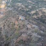 Pēc kāda laika šeit, protams, ieradies dēmons un sācis nogalināt ļaudis. Brahma to padzirdējis, tāpēc veicis kaut kādu rituālu (Mantru? Es tiešām centos, bet hinduisms man ir par sarežģītu, lai to izprastu, manuprāt, ir jāpiemīt tai ārkārtīgi specifiskajai loģikai, kas ir indiešu domāšanas pamatā) ar lotosa ziedu, kuram it kā vajadzēja dēmonu nogalināt. Zieda lapas nokrita trīs vietās, un katrā no tām izveidojās supersvēts ezers. Paga, tūlīt parādīšu, bet pagaidām paskaties, cik mēs jau daudz pieveikuši, jess.