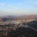 Nu, lūk, gandrīz jau augšā, un reku arī svētais ezers. Lai pasargātu gan jauno ezeru, gan Puškaras iedzīvotājus no jauniem dēmonu uzbrukumiem, Brahmam bija obligāti jāveic Jagna (varbūt Jadžna - vēl viens rituāls, kurā jāskaita mantras ap īpašo uguni vai kas tāds). Jagnas veikšanai obligāti nepieciešama rituāla veicēja sievas līdzdalība, bet Brahmas sieva Sarasvati tieši tajā brīdī bija izgājusi. Un ko Brahmam tādā reizē darīt? Nuja, apprecēt vietējo meiteni Gajatri un veikt rituālu kopīgi ar savu jauno sievu. Sarasvati par tādu izgājienu bišķi tā kā uzmetusi lūpu un uzlikusi Brahmam lāstu - turpmāk viņu pielūgt varēs tikai Puškarā un nekur citur! Re, cik daudz loģikas un veselā saprāta!