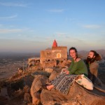 Esam augšā! Sarasvati (ā, jā, tas arī svarīgi, pēc apvainošanās viņa uzkāpa kalnā un te arī palika dzīvot, tādējādi riktīgi ieriebdama Brahmam) templis gan vairāk izskatās pēc padomju cementa bloku būdiņas ar sarkanu konusveida mucu uz jumta, bet ko es saprotu no tempļiem... Skats visapkārt gan iespaidīgs!