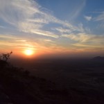 Lūk, arī solītais saulriets! Tas nekas, ka bišķiņ miglains – tas tikai krāsiņas padara skaistākas un dažādākas.