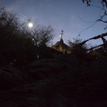 Re, re, jau pavisam tumšs! Sarasvati savā templī ievilkusi arī elektrību! Man šķiet, ka tas saistīts ar to, ka jau gadiem gaisā virmo idejas un plāni par funikulera/gaisa tramvajiņa būvi, lai visas tās tūristu (un apgaroto, slinko bālģīmju) ordas varētu mierīgi samaksāt un tikt kalnā un templī bez liekas enerģijas tērēšanas - daži tramvajiņam paredzētie stabi ir jau uzslieti, un līdz ar tiem arī elektrības vadi līdz pat pašai augšai!