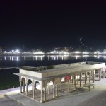 Vēl pēdējais šīs dienas un arī nedēļas skats - pats svētais ezers ar visiem gātiem (vietām, kur apmazgājas, lai atkratītos no visa ļaunā un iegūtu mieru un svētību). Par pašu ezeru stāstīt nemaz nesākšu, būsim tur vēl nākamnedēļ un dienasgaismā, tad arī par visām ezera lietām parunāsim, labi? Ā, un vēl - redzi to gaismiņu stabu aiz ezera? Tas ir tas kalns, kurā tikko uzkāpām. Varoņi! Ja? Ja? Ja? Labi, tiekamies tad atkal nākamnedēļ! Ar noteikumu, ka esi gatavs paciest manu nemitīgo lādēšanos un apsaukāšanos uz Indiju un ar to saistītajām nejēdzībām. Ja uz tādu pasākumu neesi gatavs parakstīties, tad divus nākamos rakstus mierīgi izlaid, un nāc atpakaļ, kad būsim Indijas ziemeļaustrumos, kur viss ir labi, un iebrauksim jau Mjanmā! Atā, atā!