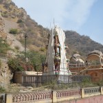 Bet būvniecība vēl nav galā. Līdzīgi kā ar Rīgu - tikko būvniecība būs galā, būs ziepes. Tāpēc mūki (patiesībā viņu algotņi) turpina nemitīgi būvēt klāt pa kādai ēkai vai tornim. Protams, drošības nolūkos izmantojot bambusa sastatnes.