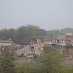 Dodamies uz Lotosa Templi. Tā kā iepriekšējā izpēte liecina, ka struktūrai jābūt diezgan lielai, pieņēmu, ka izkāpjot no metro (šajā pilsētas daļā tas brauc tādu gabaliņu virs zemes), templim būtu jābūt redzamam. Re, ko redzu tempļa vietā! Nepietiek ar nabadzības briesmām, vēl tās debesis! Atgādināšu, ka tas nav apmācies laiks, tās ir normālas, skaidras debesis. Kā tiem nabaga indiešu bērniem māca skolā krāsas? Zaļš - zāle. Zils - kas? Debesis - nē. Ūdens - arī nē. Nekas nav zils! Viņi droši vien nemaz nezina zilo krāsu.