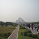 Nu, lūk, izrādās, ka templis nemaz nav blakus metro pieturai, vēl kāds kilometriņš-pusotrs jāpaietas kājām. Patiesībā šis vis nav Lotosa Templis, tā tas tikai iesaukts neparastās formas dēļ. Patiesībā šis ir Bahājiešu lūgšanu nams. Jes, vēl viena reliģija, ko vari pierakstīt savā reliģiju burtnīcā - Bahāisms. Bahāisms ir jauna (19. gs.) reliģija, un līdz šim nav izpelnījusies gana lielu (vismaz salīdzinoši ar citām reliģijām) atzinību pasaulē - tik vien kā 5-6 miljoni sekotāju visā pasaulē. Bet, salīdzinot ar citām, ierastākām reliģijām, bahāisma sekotāji ir izmētāti pa visu pasauli, teju katrā valstī ir kāds pulciņš Bahāullā cienītāju. Jā, arī Latvijā - par viņu aktivitātēm vairāk vari palasīties www.bahai.lv.