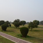 Re, kādi templim (ērtības labad to tomēr saukšu par Lotosa templi) skaisti dārzi! Ar visām odziņām! Bahāisms ir atšķirīgs ar to, ka nenoliedz citas reliģijas. Viņu lūgšanu nami ir atvērti visiem un vienmēr - vienalga vai esi musulmanis, kristietis, hinduists, vai, nezinu, tur scientologs, vienalga vari nākt pie bahājiešiem un lūgties. Tāpēc bahai rakstos teikts, ka lūgšanu namos (tādi pa visu pasauli ir tikai astoņi, ja kas) nedrīkst atrasties ne reliģiski simboli, ne altāri ne kas tamlīdzīgs. Arī sprediķošana lūgšanu namos ir aizliegta. Pavisam mierīgi drīkst lasīt priekšā jebkuras reliģijas svētos rakstus jebkurā valodā, bet interpretēt vai sprediķot nav brīv! Drīkst arī dziedāt svētās dziesmas, viens pats vai kopā ar kori, bet spēlēt instrumentus - nav brīv!