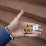 Labi, pietiek par bahāismu, ja interesēs, tad sameklēsiet paši, ja? Labāk parādīšu, kādus man iedeva numuriņus pret nodotajām kurpēm. Man ļoti patika! Un, jā, arī Bahājiešu lūgšanu namā nedrīkst iet iekšā ar apaviem. Ar zeķēm gan ir ok. Budistiem tas droši vien nav pa prātam, bet, nu, visiem jau neizpatiksi!