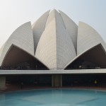 Reku templis pavisam tuvu. Par savu jaudīgo arhitektūru saņēmis miljons visādas svarīgas un mazāk svarīgas balvas. Templis pabeigts 1986. gadā un pirmajos padsmit gados kopš tā atklāšanas apmeklētāju skaita ziņā tas esot pārsitis gan jau iepriekš minēto Tadžmahālu, gan Eifeli. Tie gan ir Vikipēdijas dati, un man tas liekas absolūti neticami, haha. Tāpēc šoreiz mierīgi varat pieņemt, ka es meloju. Ātri pagūglējot, atradu, ka Eifeļa torni gadā apmeklējot ap 7 miljoniem cilvēku, bet šo brīnumu 2011. gadā esot apmeklējuši seši miljoni. Nu, nav jau tik tālu. Bet, zinot indiešus, arī tāda statistika var būt pilnīgi meli!