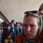 Pats tempļa apmeklējums ir ļoti lietišķa un organizēta procedūra. Sākumā visi sastājas vienā rindā gar baseiniņu, ko redzēji iepriekšējā bildē, tad tā viena rinda tiek pārbīdīta tuvāk ieejas durvīm. Pie baseiniņa izaug jauna rinda, tā tiek nolikta blakus pirmajai. Kopā jāsagaida, kamēr piepildīsies četras rindas, un tad visi draudzīgi var iet iekšā! Pirms tam, stāvot rindās, vairākkārt tiek izstāstīti apmeklējuma noteikumi, īpašu uzsvaru liekot uz to, ka lūgšanu namā nekādi nedrīkst trokšņot. Nedrīkst sarunāties, klaigāt, svilpot u.t.t. Tas tiek atkārtots vairākas reizes vairākās valodās. Uzmini, kuri ir tie cilvēki, kas pēc tam ieiet iekšā un savā starpā sakliedzas? Indieši! Labi, varbūt es esmu rasists, tikpat labi tie varēja būt pakistāņi, šrilankieši vai vēl kādi čurkas, haha. Bet visticamākais minējums tomēr ir indieši! Nuja, un tā viņi tur sēž, veselām ģimenēm un visi klaigā! Nekādas cieņas!!!