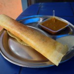 Iekšā templī bildēt nedrīkst, tāpēc vairāk bilžu jums arī nemaz nepienākas! Varu pateikt priekšā, ka tur iekšā (runāju gandrīz dzejā, jess!!) izskatās drīzāk pēc biroja, nekā lūgšanu nama. Droši vien tāpēc, ka lūgšanu nami parasti ir piekrauti ar attiecīgās reliģijas simboliku, bet te - nekā! Nu, jā, tā vietā labāk iepazīstināšu jūs ar nākamo indiešu ēdienu. Lasītāj, iepazīsties, šī ir dosa. Patiesībā šī ir masala dosa, kas nozīmē, ka tā tiek pildīta ar sagaršvielotiem kartupeļiem, bet no ārpuses jau to nevar pateikt. Visādi citādi - dosa ir fermentētas kviešu (dažreiz arī lēcu) miltu mīklas pankūka, un parasti to pasniedz ar dažādiem dāliem un citām mērcītēm - tieši kā redzams attēlā.