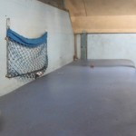 Šoreiz mana vilciena gultiņa ir briesmīgi netīra. Tā kā bildēju pustumsā, un zibspuldze fotoaparātam kādu brīdi jau ir salūzusi, īsti nevar neko saskatīt, viss tāds miglains rādās, bet varu pastāstīt, ka gultas zema līmeņa sakopšanai iztērēju pēdējās četras mitrās salvetes, kas visas pēc lietošanas bija pilnīgi brūn-melnas. Fui! Tā kā vienmēr viss nemaz nav tik labi ar tiem vilcieniem, kā te pirms tam izrunājos, hehe.