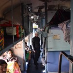 Ir jau nākamais rīts, lēnām tuvojamies Varanasi, tāpēc izvedīšu jūs īsā ekskursijā pa ceturtās klases (pirmās trīs ir kondicionētas un bez nabagiem) guļamvilcienu. Kreisajā pusē redzamas vislētākās gultiņas - iespējams, ka tur gulēt ir pat ērtāk, bet visu laiku garām vazājas ļaudis, turklāt nav īsti labas vietas, kur noslēpt mantas no iespējamajiem zagļiem. Labajā pusē ir tādas kā atvērta tipa kupejas ar gultām trīs stāvos. Pirmā stāva gulta ir vislielākā, bet tur arī sagaidāmi visvairāk naksnīgie viesi. Ļaudis, kas nopirkuši biļetes bez rezervētas sēd/guļvietas, drīkst uzturēties šajos vagonos (augstākas klases viņiem mēdz būt slēgtas), un, kad pienāk guļamais laiks, tad turpat arī metas zemītē gulēt. Tātad, ja guli pirmajā stāvā, tev praktiski ir gultasbiedrs. Dažos pārpildītākos vilcienos esmu novērojis ļaudis guļam pat tualetēs. Un tualetes pārsvarā tomēr te ir ĻOTI pretīgas.