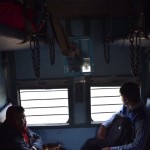 Tā izskatās kupejiņas. Loga (stikla) vietā restes, mazs spogulītis un trīs gultas katrā pusē. Pa dienu visi trīs ļaudis sēž rindiņā krēslā, kad nāk nakts, krēsla atzveltni paceļ augšā un piekabina pie tām ķēdēm, kas redzamas augšā, tādējādi izveidojot otrā stāva gultu. Un spogulī redzams jūsu padevīgais. Čau, Hari!