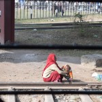 Skatos kartē, it kā jau esam Varanasi, bet izrādās, ka pilsētā ir vairākas stacijas, un starp tām vēl jāstāv vilcienu sastrēgumos. Nu, nezinu, vai vilcieniem ir sastrēgumi, bet kaut kādu iemeslu dēļ vilciens ik pa brīdim apstājas un stāv minūtes 10-15. Vienā no tādām apstāšanās reizēm novēroju, kā mammīte atradusi vispiemērotāko vietu sava ķipara rotaļām - sliedes!