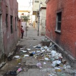 Urrā, Varanasi! Pēc kartes meklējam jau iepriekš nobukoto naktsmītni. Tā ir ļoti tuvu Gangai un svarīgākajiem gātiem, mazā šķērsieliņā tieši nost no galvenās ielas. Mazā šķērsieliņa gan izskatās bišķiņ bēdīgi. Tā atkritumu kaudze tā arī tur stāvēja visu mūsu Varanasi uzturēšanās laiku. Taisnības labad jāpiebilst, ka šoreiz izvēlējāmies tiešām pašu, pašu lētāko naktsmītni, par atsevišķu istabu maksājām apmēram 4 eiro uz abiem! Tad jau laikam dažas atkritumu kaudzes var pieciest, nē?