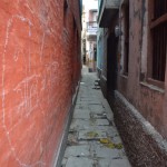 Nākamā ieliņa, kurā jānogriežas, lai nokļūtu viesnīcā/gesthausā, ir vēl mazāka, un šoreiz atkritumu kaudzes vietā ir kakši. Bet, re, re, ielas galā jau redzama mūsu mītne!