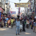 Joprojām ejam uz Gangu, joprojām bardaks. Varanasi ir vairāk nekā 20 tūkstoši tempļu. Es pieņemu, ka liela daļa no tiem tempļiem ir vienkārši kādā nišā iekalts hindu dieviņš, bet divdesmit tūkstoši ir un paliek divdesmit tūkstoši - tas ir ļoti daudz! Starp citu, Varanasi ir svarīga pilsēta ne tikai hinduistiem - pats Buda principā dibinājis budismu (lasījis savu pirmo sprediķi) tepat blakus pilsētai, pēc tam vēlāk visu sikhu tēvs Guru Nanaks braucis svētceļojumā uz Varanasi, lai veiktu Šivratri rituālu, kas pēcāk spēlējis svarīgu lomu Sikhisma dibināšanā. Laikā, kad visā Indijā valdīja musulmaņi Moguli, šeit vienalga mierīgi drīkstēja praktizēt hinduismu, imperatora Akbara laikā te pat notikusi tāda kā kulturāla renesanse, Akbars pats par savām naudiņām sabūvējis visādus Šivas un Višnu tempļus. Un tas vispār ir tāds baigais izņēmums, musulmaņi parasti nav naski uz citu reliģiju atzīšanu, vēl mazāk uz atbalstīšanu.