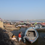 Upes krastā ir simtiem, tūkstošiem laiviņu. Pārsvarā tās te noparkotas tūristu vajadzībām, par simtiņu (~1.50 EUR) var stundu pabraukāties. Īpaši skaisti esot laivot līdz ar saullēktu, bet, tā kā mums jau ir pieredze ar saullēktiem, izlemjam speciāli tik agri necelties. Turklāt agrajos rītos tikpat ilgs izbrauciens ar laiviņu varot maksāt pat tūkstoti rūpiju! Nuja, pieprasījums-piedāvājums.