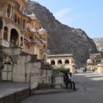 Re, re, cik daudz visādu ēku! Tempļa apmeklējums ir bezmaksas, tomēr, pamanījis, ka es diezgan daudz bildēju, ātri vien pienāca vīriņš, kurš apgalvo, ka par bildēšanu tomēr jāmaksā simt rūpiju. Gods godam, iedeva arī kvītiņu par samaksāto summu! Gan jau, ka tāda kvītiņa gan nenozīmē jebkāda veida nodokļu nomaksu, bet vienalga patīkami!