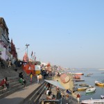 Apmēram šādi izskatās visi gāti - monumentālas kāpnes un apakšā netīra upe. Par netīrības pakāpi un iemesliem parunāsim vēl vēlāk, hehe. Tā kā Varanasi ir vissvētākā no visām pilsētām, svētceļnieki šeit nāk un mērcējas, pat neskatoties uz visādi traucējošajiem tūristu pūļiem, tomēr mēs nekad neredzējām vairāk par 2-3 apmazgāties atnākušajiem. Tas droši vien tāpēc, ka labākie un visādi citādi svētākie mērcēšanās laiki ir agri no rītiem. Nu, un tu jau zini, kāpēc mēs nevaram ierasties agri no rīta. Nāk miedziņš!!!