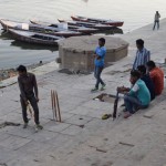 Arī turpat vissvētākajos gātos puikas atrod vietiņu, kur iekārtot improvizētu kriketa laukuma. Šī loģika man līdz galam nav skaidra, jo, ja puika bumbiņu netīšām atsitīs uz labo pusi, būs tai jābrien pakaļ līķūdenī (ups, izpļāpājos, hahah), un šiem jaunskungiem tērpi neizskatās piemēroti bradāšanai pa svēto upi. Protams, vēl tas svētuma un tā apgānīšanas jautājums, bet to jau esam sapratuši, ikdienas indietim itin nekas nav svēts.