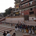 Vēl pie cita gāta (kopā pilsētā tādi ir 87, izkārtojušies gar upes krastu daudzu kilometru garumā) ierindā sastājušies jaunie mūki. Nezinu, ko un kāpēc viņiem māca, bet izskatās, ka viņu ģenerālis ir padzīvojis kungs adītā vestē, kas tieši tā arī uzvedas - kā ģenerālis. Tikmēr jaunie puikas mīdās un izskatās diezgan nemotivēti un neieinteresēti visā pasākumā. Turklāt lielākā daļa izskatās pēc Brahminu (augstākā kasta Indijas ļaužu segregācijas sistēmā) bērniem, tā kā droši vien šī ir kāda "ievads Brahminu dzīvē" tipa lekcija.