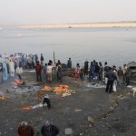 Lai gan it kā pašu dedzināšanas procesu bildēt nav pieklājīgi, es tomēr atļāvos pa kluso, caur padusi vienu noknipsēt, nevaru taču atstāt jūs neziņā. Turklāt novēroju vairākus bālģīmjus, kas pilnīgi nekautrējoties tēmēja uz miroņiem ar saviem milzu objektīviem un bildēja uz nebēdu. Es zinu, ka kaut kas, kas ir aizliegts, nav pēkšņi atļauts tāpēc, ka citi tā dara, bet tas vismaz pašam man liek justies labāk. Nu, lūk, tā arī apmēram notiek Hinduistu bēres. Neaizskaramie (jeb Domi vai Daliti - zemākā ļaužu kasta) iznes smuki satīto un izrotāto aizgājēju cauri pilsētai uz tādas kā bambusu gultiņas, atnes līdz krastam, kur tiek veikti noteikti rituāli, aizgājējs uzlikts uz ugunskura un apmēram trīs stundas dedzināts. Pēc tam pārpalikumi tiek samesti upē. Naudīgākie saliek pārpalikumus smukā lādītē un palaiž pa upi, bet tie, kam rocība īsāka, vienkārši saber visu, kas ir, pa taisno upē.