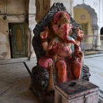 Šis nabaga Ganeša galīgi noķēpāts visādām svecītēm, ziediem un citām svētām lietiņām. Man liktos, ka jānomazgā, bet droši vien nedrīkst, gan jau, ka tad arī svētums nomazgājas. Tad jau tiešām labāk tos banānus pie kājām likt, nevis šitā nocūkot pavisam normālu Ganešu!