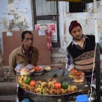 Pēc līķu dedzināšanas, protams, laiks ieturēties. Kādu laiku jau neesam ēduši garšīgos kartupeļu burgerus, tāpēc apstājāmies pie šī vīra. Bišķiņ baidījos par to, ka mūsu burgeros tiks ieliktas jau apkaltušās, visticamāk, vairākas stundas saulē nostāvējušās demo kotletītes, bet nekā! Vīrs uztaisīja priekš mums pilnīgi jaunas! Es tā sāku saprast, ka katrs sevi cienošs ielu ēdinātājs no rīta pagatavo pirmo komplektiņu un atstāj to uz visu dienu tikai kā paraudziņus.