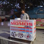 Ar burgerīti tik lielam vīram kā man bišķiņ par īsu, tāpēc paņemšu vēl momos. Izvēlējos vēl nenoprovētos Panīra (indiešu siera) tvaicētos momos. Nebija garšīgi, tādus nepērciet, labi?