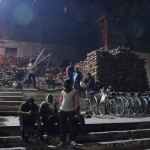 Tā, atpakaļ pie līķiem. Šis ir lielākais un varenākais kremācijas gāts, te diennakts laikā (jā dedzināšana notiek 24h) tiek nokurināti apmēram 200 (citos avotos saka 80, kas tāpat ir ļoti daudz) ļaudis. Vispār kaut kādi statistiķi ir sarēķinājuši, ka Gangā tiek iemests apmēram katrs tūkstošais Indijas aizgājējs, kas it kā nav baigi daudz, bet, ja parēķina, ka Indijā ir vairāk nekā miljards iedzīvotāju, tas jau izklausās bišķi nopietnāk. Pie katra dedzināšanas gāta, protams, darbojas malkas tirgotāji. Vislabākā un piemērotākā cilvēku dedzināšanai ir Sandalkoka malka, bet tā arī reizē ir visdārgākā. Tomēr nopērkot pareizu daudzumu sandalkoka, vari būt puslīdz drošs, ka aizgājējs sadegs pavisam un pāri paliks tikai kauli un pelni, kamēr nopērkot maz un lēto malku, upē būs jāmet vēl veseli miesas gabali.