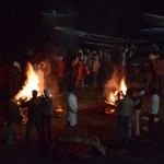 Te tikām dedzināšanai vēl tuvāk. Droši vien pamanīsi, ka daudzi ļaudis visu procesu bildē ar telefoniem. Bet tie ir radinieki, viņiem drīkst. Vispār viss šis process ir priecīgie svētki, nevis bēdīgie, kā pie mums. Jo, ja aizgājējs sadedzināts Varanasi (svētākajā pilsētā) un atlikumi iemesti Gangā (svētākajā upē), visticamāk viņam izdosies sasniegt Mokšu, tas ir - izrauties no pārdzimšanas cikla, un vairs neatgriezties uz zemes. Tas tā kā būtu visu hinduistu mērķis. Nu, jā, un atgriežoties pie sūdīgās malkas - nevienam nav liegts savus aizgājējus dedzināt Varanasi, tāpēc pat tie, kas vispār nevar atļauties malku, saņem dažas pagales sūdīgās malkas un atļauju trīs stundas izmantot gātu par brīvu. Tad nu viņi dedzina, kā prot, parasti neaizskaramie palīdz procesā, ierušinot ekstremitātes vai galvu vairāk uz iekšu, kad torss jau sakrities un tā, bet galu galā vienalga paliek pāri gana daudz miesas. Nu, ko darīt - tāpat svētā procedūra jānoslēdz un viss ķermenis jāmet upē. Tad nu ķermenis upē arī noslīkst, nākamajā dienā, sakrājies sadalīšanās gāzes (labi, par šo ķīmisko procesu neko daudz nezinu, netiesājiet), atkal uzpeld un bieži vien nonākt kaut kur krastā. Uzmini, kas notiek tālāk? Klāt ir daudzie sunīši un dabū savu bezmaksas pārtiku! Starp citu, ir arī tādi ļaudis - Aghori Babas - kas arī pārtiek no šiem te kremācijas blakusproduktiem, turklāt ne tikai izmanto gaļiņu ēšanai, bet arī dekorē sevi ar miroņu pelniem, taisa krellītes no kauliem, un, nu, tu saproti. Īstenie hinduisti Aghori Babas uzskata par apmēram melnās maģijas piekopējiem (jo viņiem it kā piemīt dziedināšanas spējas u.t.t.), kamēr es - vienkārši par plānprātīgiem idiotiem.