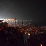 Katru vakaru galvenajā (Dashashwamedh) gātā notiek Agni pudža - rituāls, kura laikā tiek pielūgta uguns un sniegti veltījumi ne tikai Agni (ugunij), bet arī Surjai (saulei), Šivam, pašai Gangas upei un vispār visam visumam kopumā. Un, izskatās, ka katru vakaru šeit arī novācas tūkstošiem ļaudis - daļa no tiem tūristi, kas vienkārši no laiviņas upē novēro, kā daži aizgrābti priesteri vicinās uguns traukiem, bet daļa arī vietējie, kas tiešām ieradušies reliģisku motīvu vadīti. Šajā bildē redzami laiviņu tūristi.