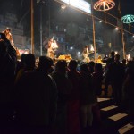 Lūk, priesteri mazliet tuvāk. Viņiem ir tādi kā lieli svečturi, ar kuriem viņi vicinās zem izgaismotiem lietussardziņiem un dzied reliģiskas dziesmas vai skaita mantras. Lielākā daļa skatītāju ir bālģīmji, kas sirsnīgi filmē visu pasākumu savos telefonos. Interesanti, ko viņi pēc tam ar tām filmiņām dara?