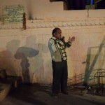 Tikmēr īstenie hinduisti stāv nostāk un vientuļi sit plaukstas. Šis vīriņš izskatās pēc maza bērna, haha!