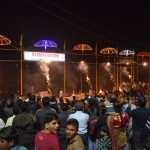 Kamēr priekšpusē (un upē) visas vietas pārsvarā aizņēmuši bālie tūristi, hinduisti visu vēro no aizmugures, dzied līdzi, švitinās rokām u.t.t.