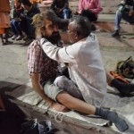 Turpat arī darbojas vairāki masieri, uz kuru mārketingu iekritu arī es - par 25 rūpijām būšot galvas, plecu un roku masāža. Divdesmit piecas rūpijas ir tīrais nieks, tāpēc piekritu, un masāža tiešām bija patīkama. Protams, tās noslēgumā vīrs, cerēdams uz to, ka man ar šo mazumiņu būs par īsu, uzreiz piedāvā full body masāžu par 150 rūpijām. Nekā nebija, vīrs! Beigās viņš mani tik ilgi nelika mierā, kamēr iešķiebu viņam 30 rūpijas, norunāto divdesmit piecu vietā un ļāvu medīt nākamo tūristu.