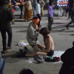 Citiem masieriem gājis veiksmīgāk, nogrābuši pusplikus britus, ņemas gar viņiem kā traki. Nedomāju, ka "masieri" ir izgājuši kaut kādus kursiņus, tomēr pavēroju vairākus, un viņu metodes izskatās apbrīnojami līdzīgas, tātad kaut kādi vienoti masēšanas principi tiek uzturēti.