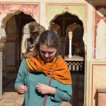 Beidzot arī Karīna pārvarējusi bailes, lepni uzņem mērkaķīti uz sava pleca un tā arī pa taisno baro. Šis indivīds gan droši vien drīz būs resns, jo iemācījies, kā pareizi dabūt daudz riekstus - uzsēsties cilvēkam uz pleca un neiet prom. Ko cilvēks dara? Nemitīgi dod jaunus riekstus!