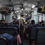 Vispār pārāk maz reportēju no vilcieniem, tāpēc te, lūk, būs viena bilde no kārtīga indiešu vilciena. Necik nav tā, kā biju iedomājies pirms tam, kā biju redzējis teļļukā. Protams, viss netīrs un ķipīgs, ļaudis savus atkritumus met (un spļauj) turpat zemē, bet visādi citādi brauciens salīdzinoši komfortabls, neviens neuzbāžas, u.t.t.