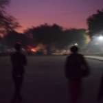 Šī jau ir Agra un nākamais rīts. Agrs rīts Agrā, haha. Bilde ir visa tāda izplūdusi, jo dikti steidzām uz Tadžmahāla biļešu ofisu, lai paspētu pirmie, lai dabūtu redzēt izslavēto saullēktu Tadžmahālā. Nuja, un, skrienot/steidzīgi ejot, no rokas pustumsā nobildēt kaut ko puslīdz normālu vienkārši nevar! Bildi rādu tikai tāpēc, lai palielītos, cik agri pamodāmies. Pirms sešiem! Parasti mums ir problēmas ar agro mošanos, bet šoreiz saņēmāmies!