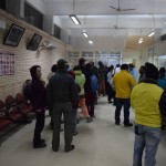 Izrādās, lai cik agri mēs mostos, itin nemaz nebūsim pirmie. Biļešu tirdzniecības vietā ir jau gara rinda. Turklāt interesanti, ka bālģīmju rinda ir stipri garāka, nekā indiešu rinda. Arī cenu starpība ir aizvainojoša - kamēr ārzemniekiem par biļeti jāmaksā 750 rūpijas (apmēram 11 eiro), vietējie maksā tikai 20 rūpijas! Gandrīz četrdesmit reižu starpība! Un, pat neskatoties uz to, liekas, ka indiešiem tā īpaši "skaistākā ēka pasaulē" nemaz neinteresē. Taisnības labad jāpiebilst, ka ārzemniekiem komplektā ar biļeti pienākas arī ūdens pudele! Kāds serviss! Tirgus vērtība tādai pudelei - apmēram 10 rūpijas.