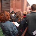 Rinda pie ieejas ir vēl garāka! Acīmredzot daži bija pamanījušies biļetes iepirkt jau dienu iepriekš. Kamēr stāvam garajā rižiku (ievēroji, ka praktiski visiem bildē redzamajiem neindiešiem ir rudi mati??? wtf) rindā, laiks iet uz priekšu, saulīte ceļas arvien augstāk, un, līdz ar saulīti, arī mans stresa līmenis! Es taču necēlos sešos, lai nokavētu saullēktu! Vēl viens iemesls, kāpēc visi ceļveži iesaka celties agri un iet uz Tadžmahālu līdz ar tā atvēršanu - tad būšot mazāk cilvēku. Cik tad cilvēku te ir pusdienlaikā?!