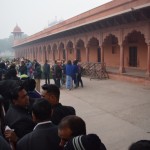 Tā kā kungiem un dāmām ir atsevišķas rindas, un, kungi, izskatās, ieradušies daudz kuplākā skaitā, dāmas vācas čupiņā aiz ieejas un gaida savus kungus. Droši vien pārrunā visādas sieviešu lietas, tur ēst gatavošanu, tīrīšanu un tā.